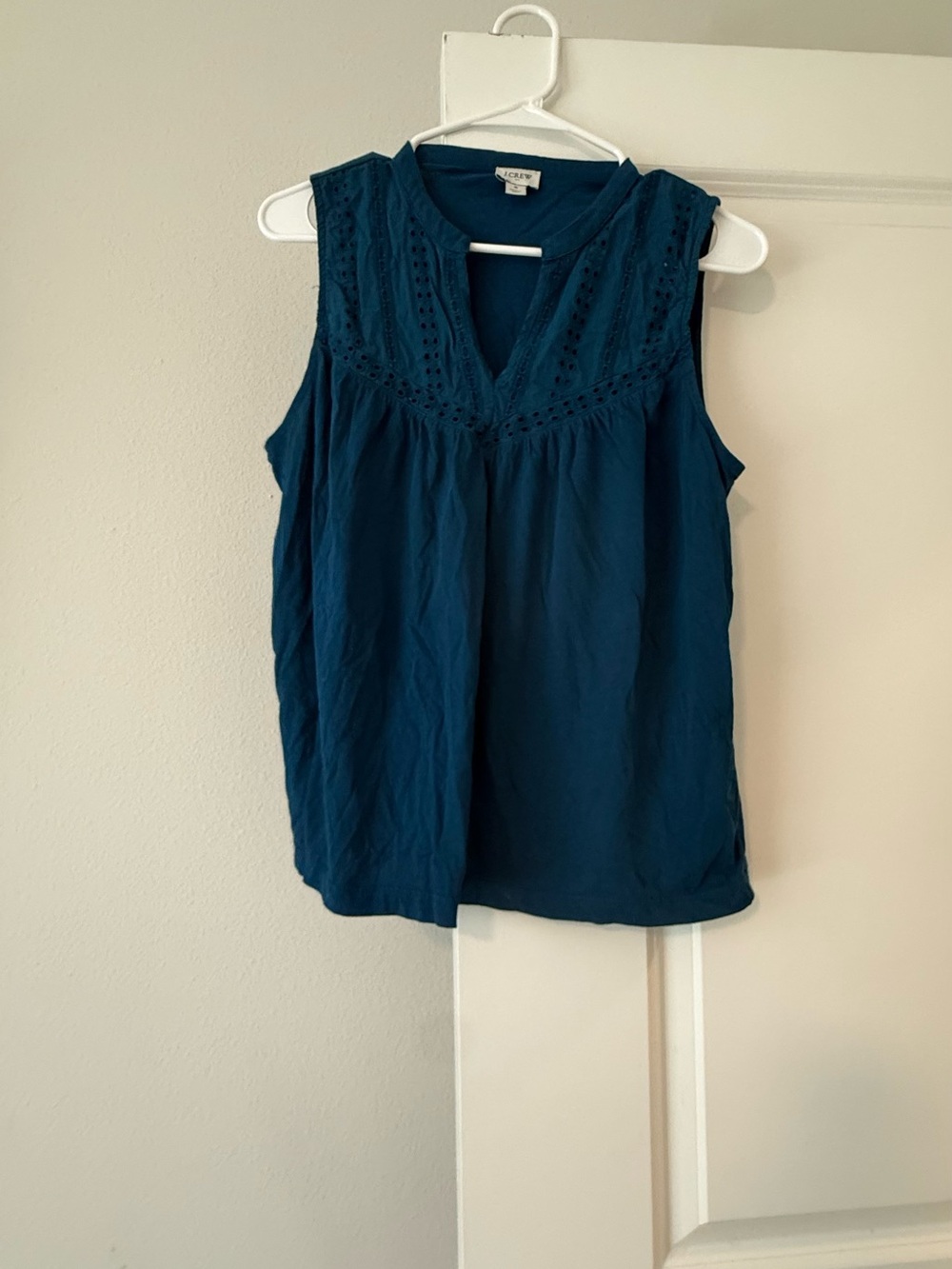 Crew Sleeveless Blouse - Blue Eyelet Yoke Detail size S ❤️ - Picture 6 of 9